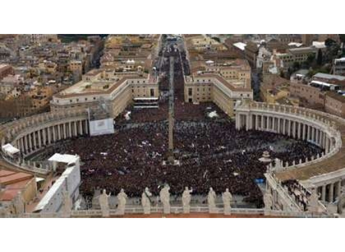 piazza San Pietro gremita di fedeli piazza San Pietro gremita di fedeli